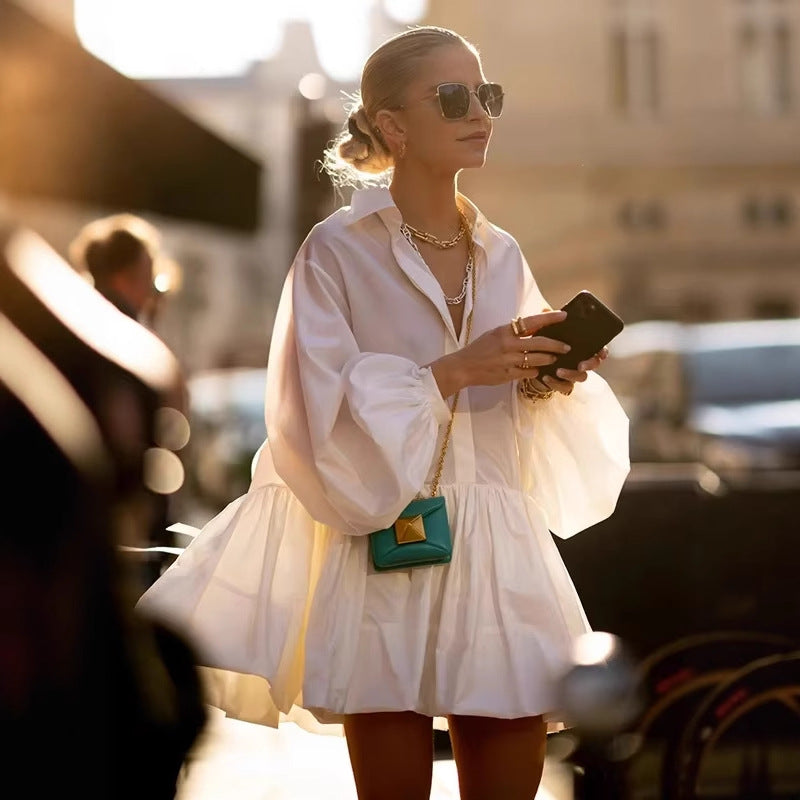 Vestido elegante, chique, que rejuvenesce, com gola de bebé e formato assimétrico.