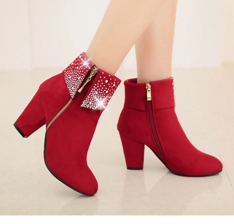 Botas femininas de salto curto com strass.