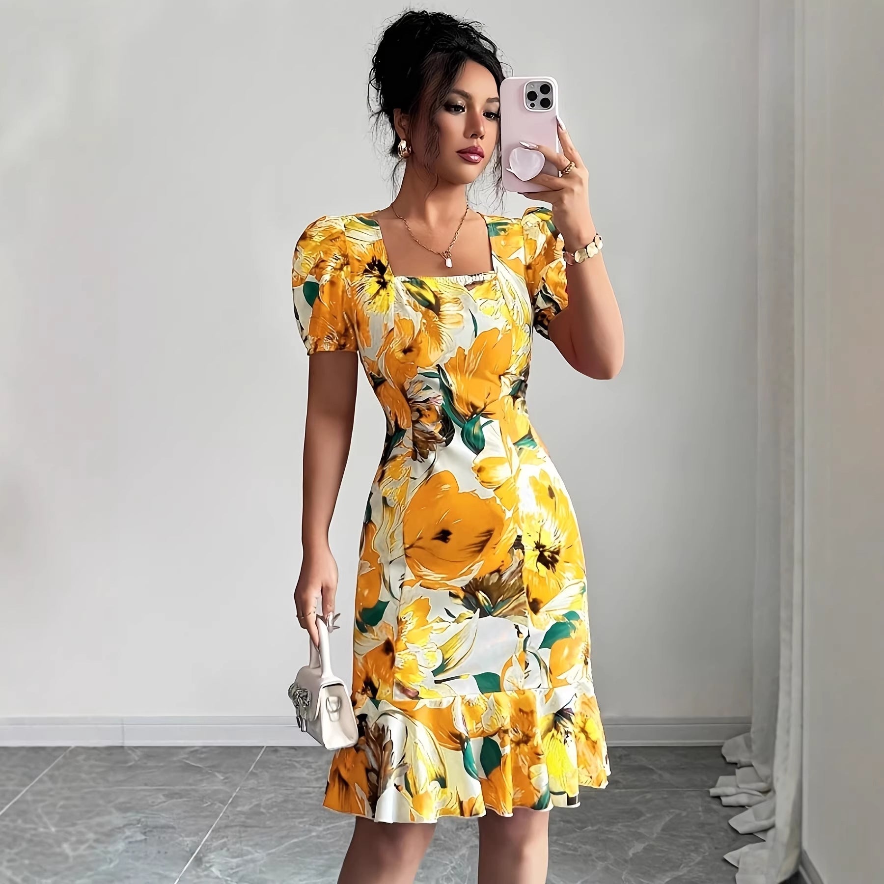 Vestido feminino retrô com decote quadrado, mangas bufantes e detalhe de babados na cintura