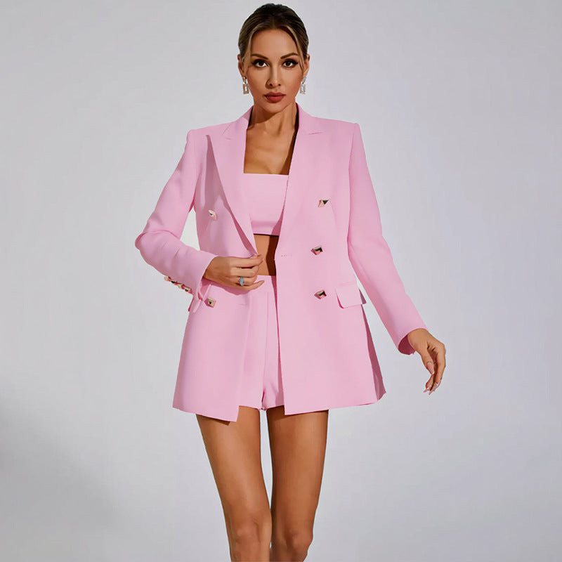 Conjunto de três peças: casaco, blusa com suspensórios e calças.