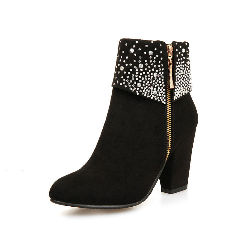 Botas femininas de salto curto com strass.