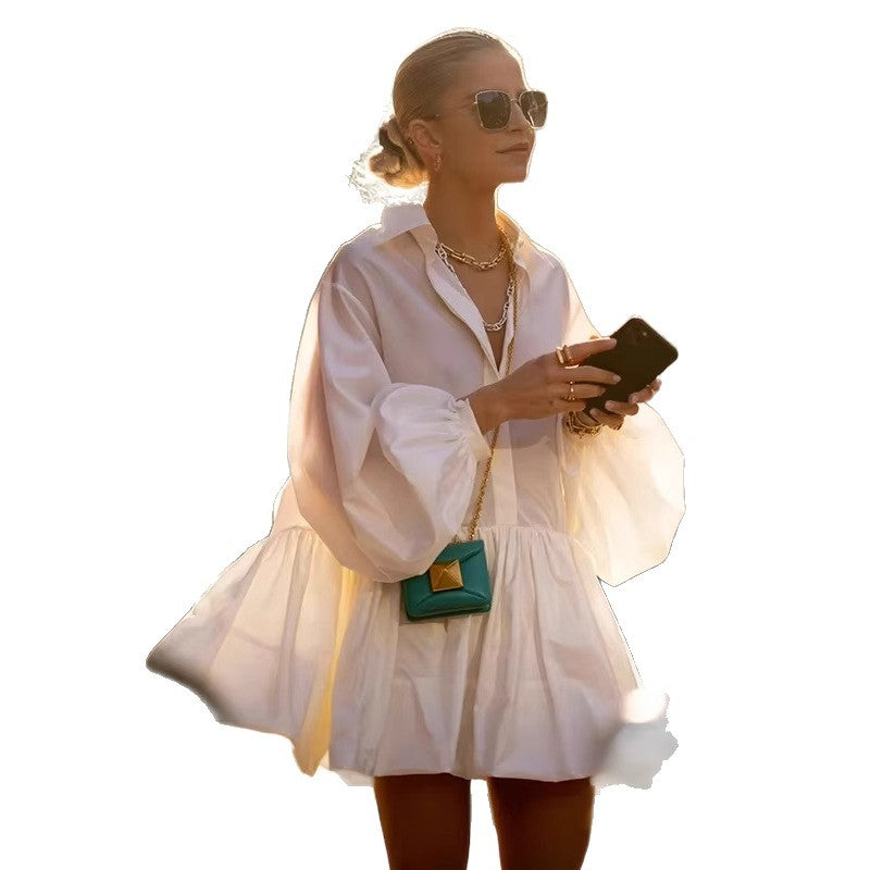 Vestido elegante, chique, que rejuvenesce, com gola de bebé e formato assimétrico.