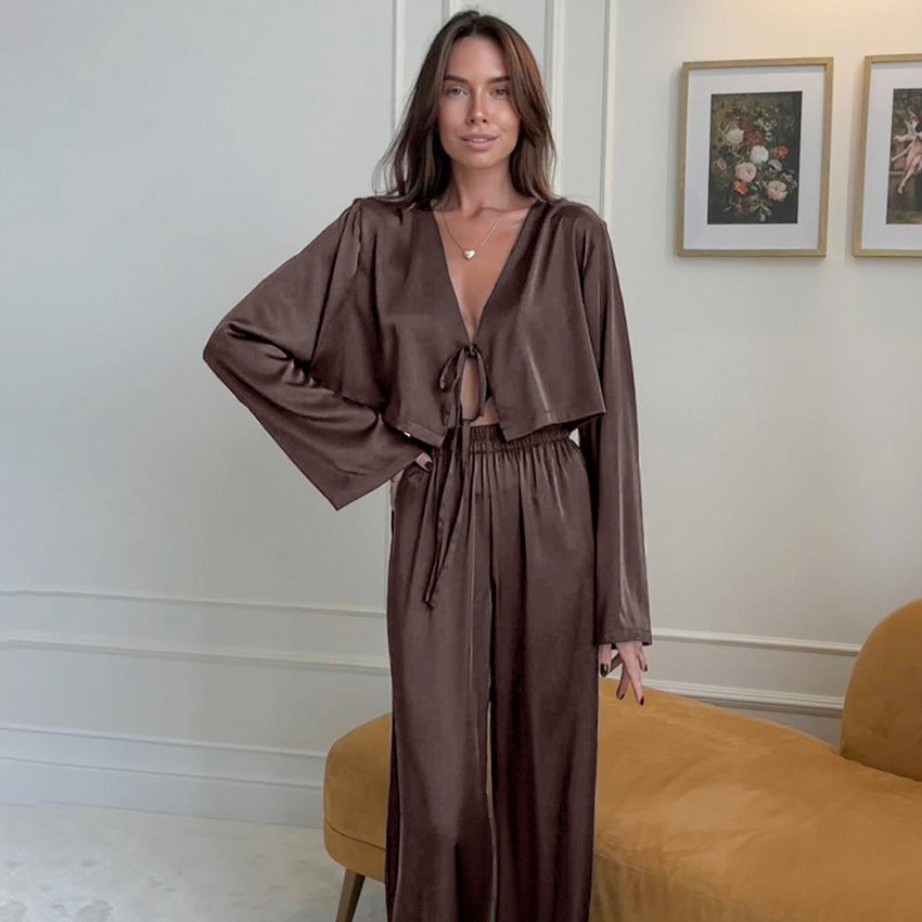 Conjunto de calça e blusa de pijama de manga comprida, tecido macio e confortável.