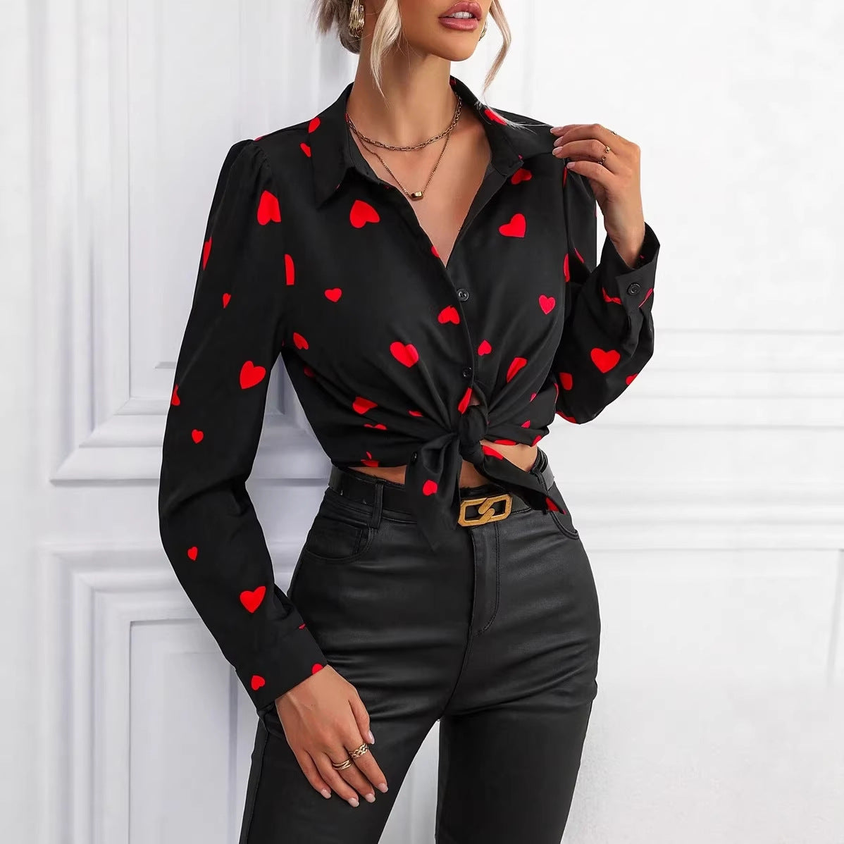 Camisa casual de manga comprida com estampa de corações.