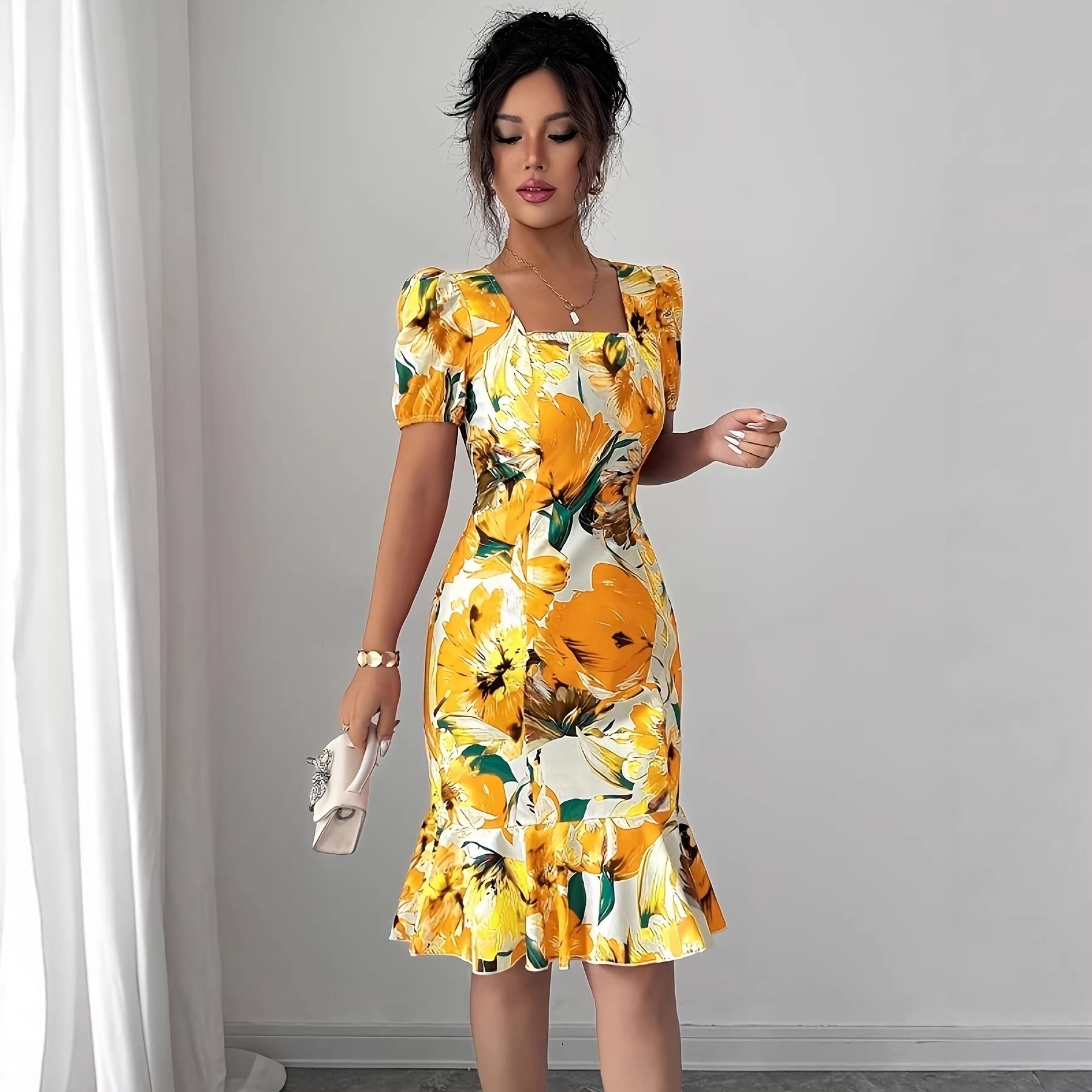 Vestido feminino retrô com decote quadrado, mangas bufantes e detalhe de babados na cintura