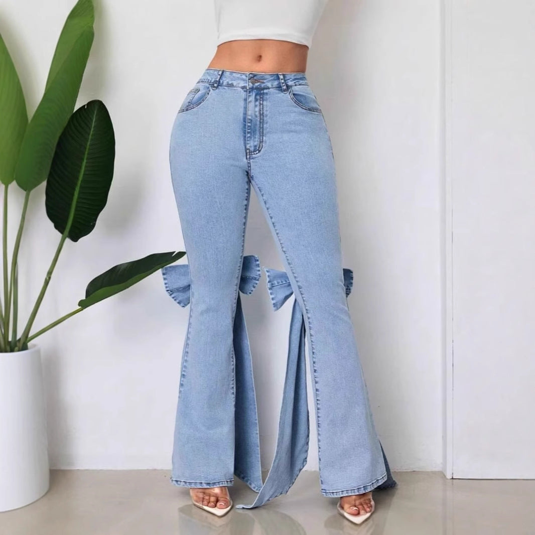 Calça de ganga de mulher de cintura alta, elástica e à boca de sino.