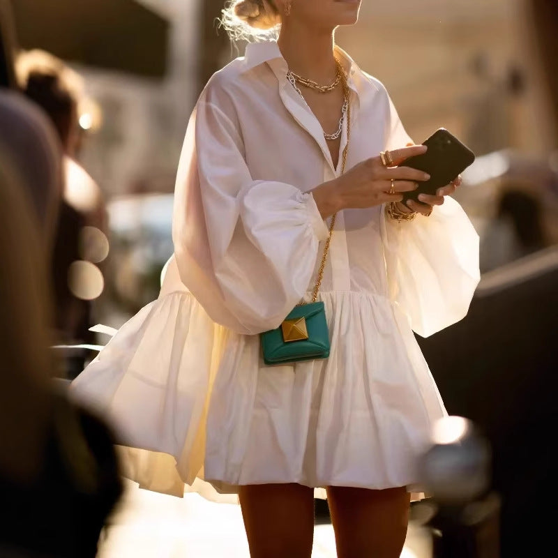 Vestido elegante, chique, que rejuvenesce, com gola de bebé e formato assimétrico.