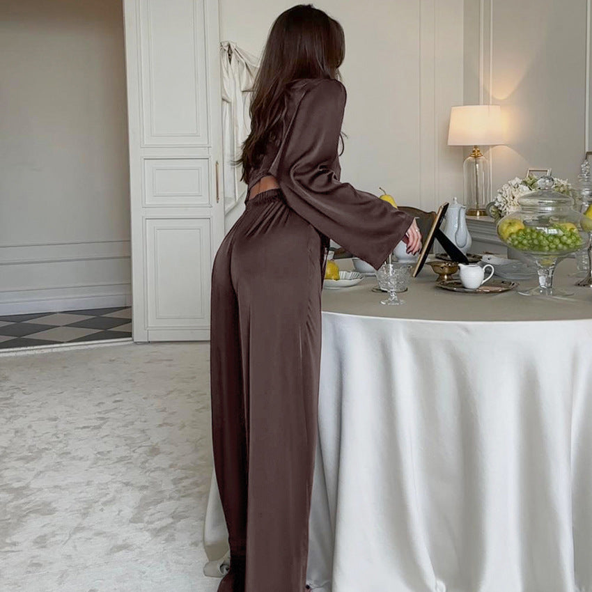 Conjunto de calça e blusa de pijama de manga comprida, tecido macio e confortável.