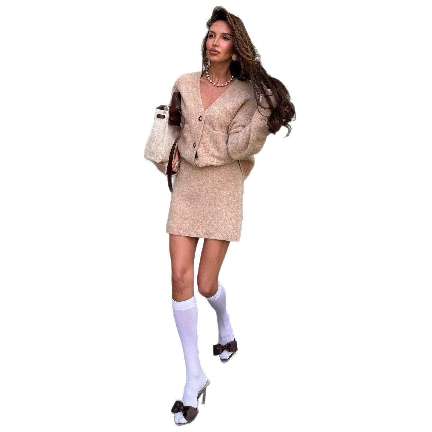 Conjunto de saia e blusa larga com decote em V e saia curta evasé de cintura média, em lã.